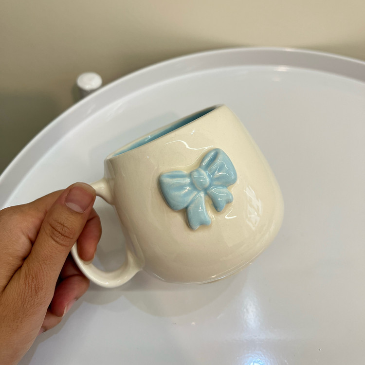 ماگ خمره ای سرامیکی دستساز پاپیون برجسته آبی