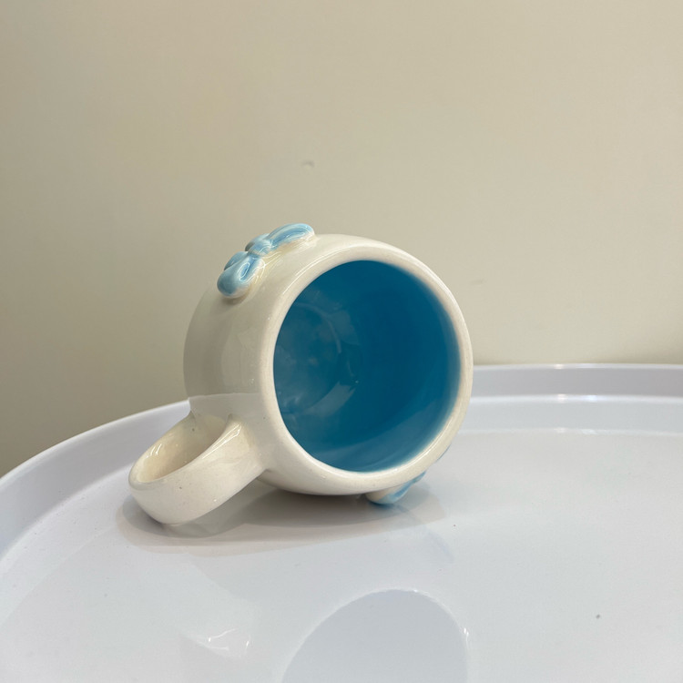 ماگ خمره ای سرامیکی دستساز پاپیون برجسته آبی